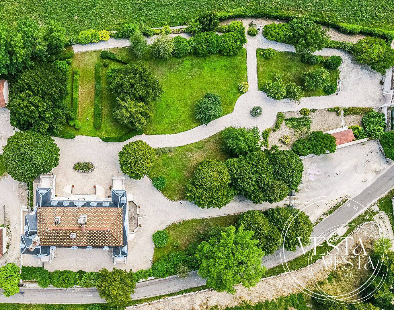 Maison 17 pièces 685 m² · à Gemeaux · 685 m² · 2 200 000 €
