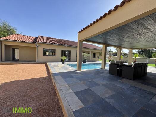 Maison à vendre 395 000 € 5 pièces 4 chambres 142 m² 980 m² de terrain Saint-Germain-Laval 42260