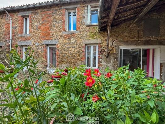 Maison à vendre 105 100 € 7 pièces 4 chambres 202 m² 342 m² de terrain Saint-Mesmin 85700