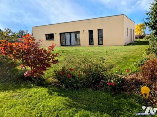 Maison de plain-pied à vendre 241 980 € 4 pièces 3 chambres 140 m² 2 646 m² de terrain Cléden-Poher 29270