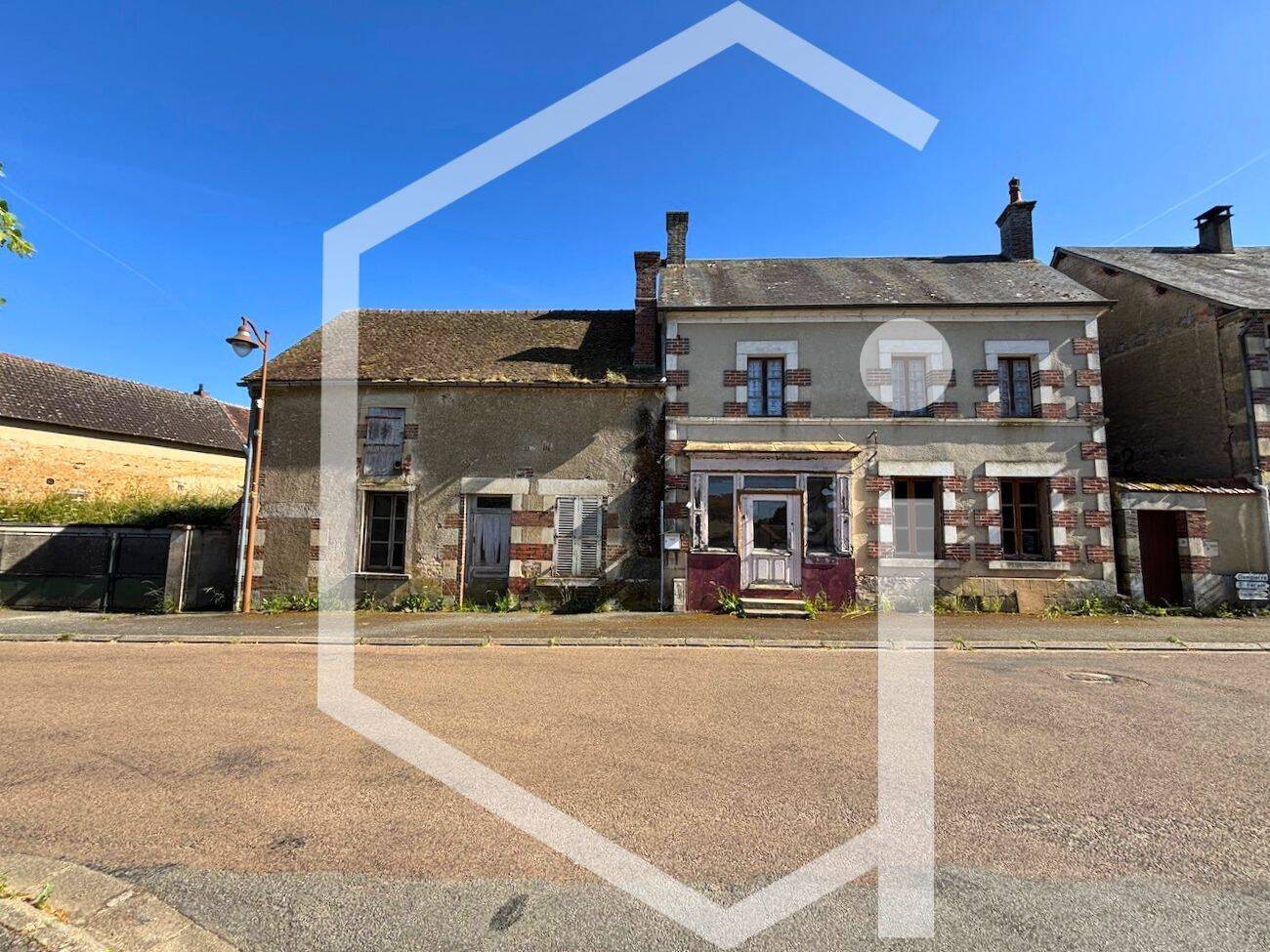 Maison 8 pièces 94 m² · à Saint-Amand-en-Puisaye · 94 m² · 30 000 €