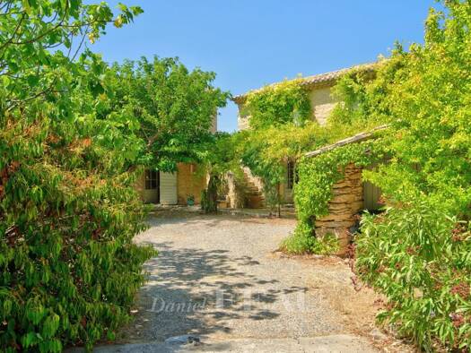Maison à vendre 2 250 000 € 10 pièces 6 chambres 297 m² 24 477 m² de terrain Bonnieux 84480