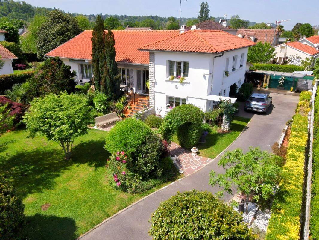 Maison 6 pièces 223 m² · à Gelos · 223 m² · 588 000 €
