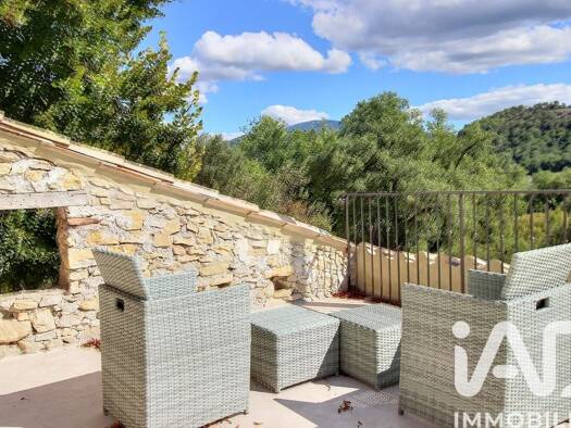 Demeure à vendre 1 257 000 € 8 pièces 5 chambres 220 m² 11 240 m² de terrain Entrechaux 84340