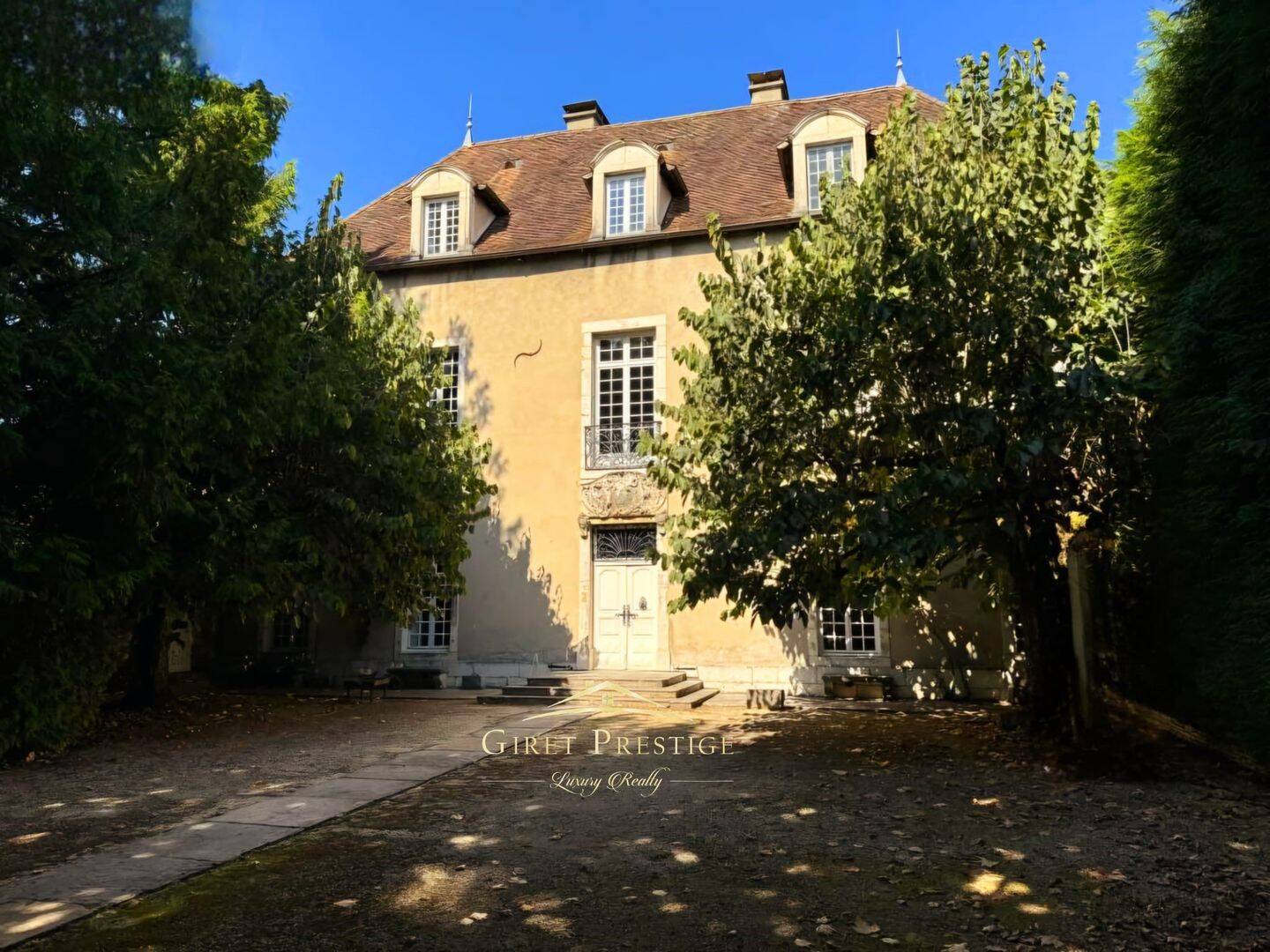 Maison 14 pièces 519 m² · à Belley · 519 m² · 690 000 €