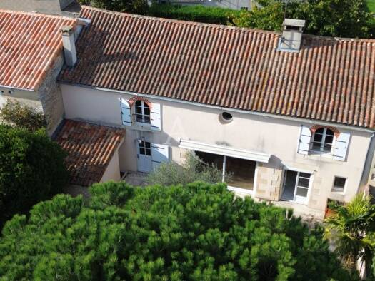 Maison à vendre 273 000 € 5 pièces 3 chambres 174 m² 559 m² de terrain Vouillé 86190