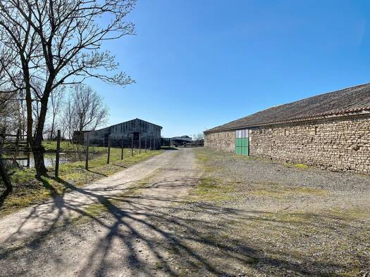 Maison de plain-pied à vendre 271 900 € 4 pièces 4 chambres 110 m² 21 375 m² de terrain Angles 85750