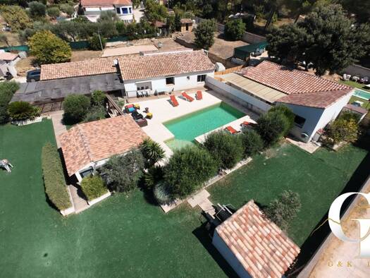 Maison à vendre 1 099 000 € 7 pièces 5 chambres 238 m² 3 000 m² de terrain La Cadière-d'Azur 83740