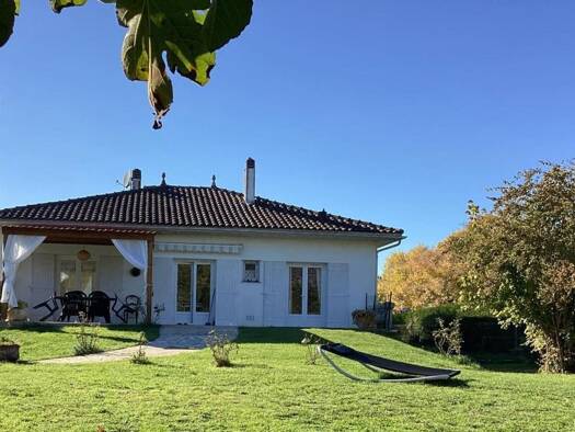 Villa à vendre 361 000 € 10 pièces 6 chambres 180 m² 3 095 m² de terrain Jonzac 17500