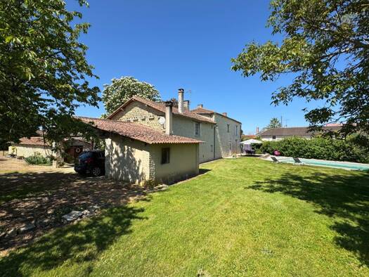 Maison à vendre 279 900 € 7 pièces 4 chambres 203 m² 2 750 m² de terrain Vouzailles 86170