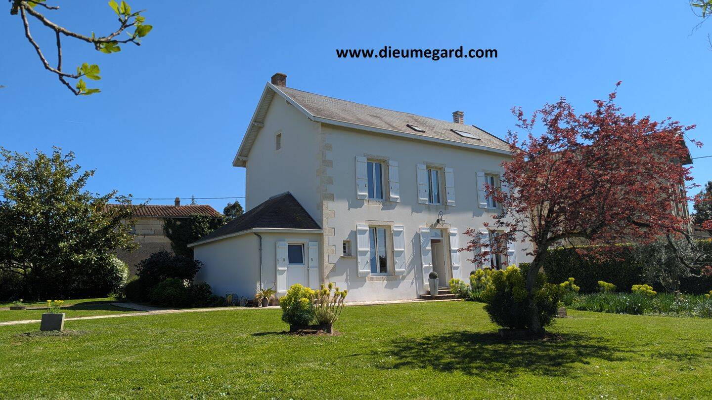 Maison 8 pièces 183 m² · à La Crèche · 183 m² · 321 000 €