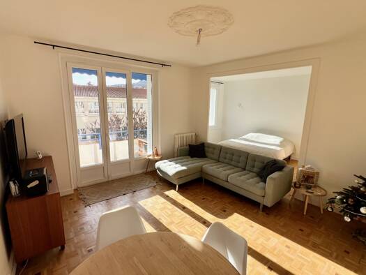 Appartement à louer 890 € 3 pièces 1 chambre 72 m² Étage 3/7 Chamalieres 63400