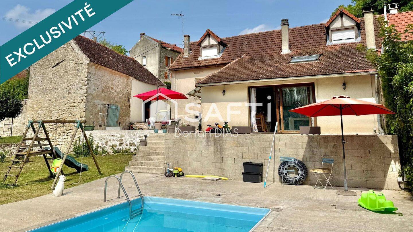 Vue dégagée, piscine chauffée et grands volumes