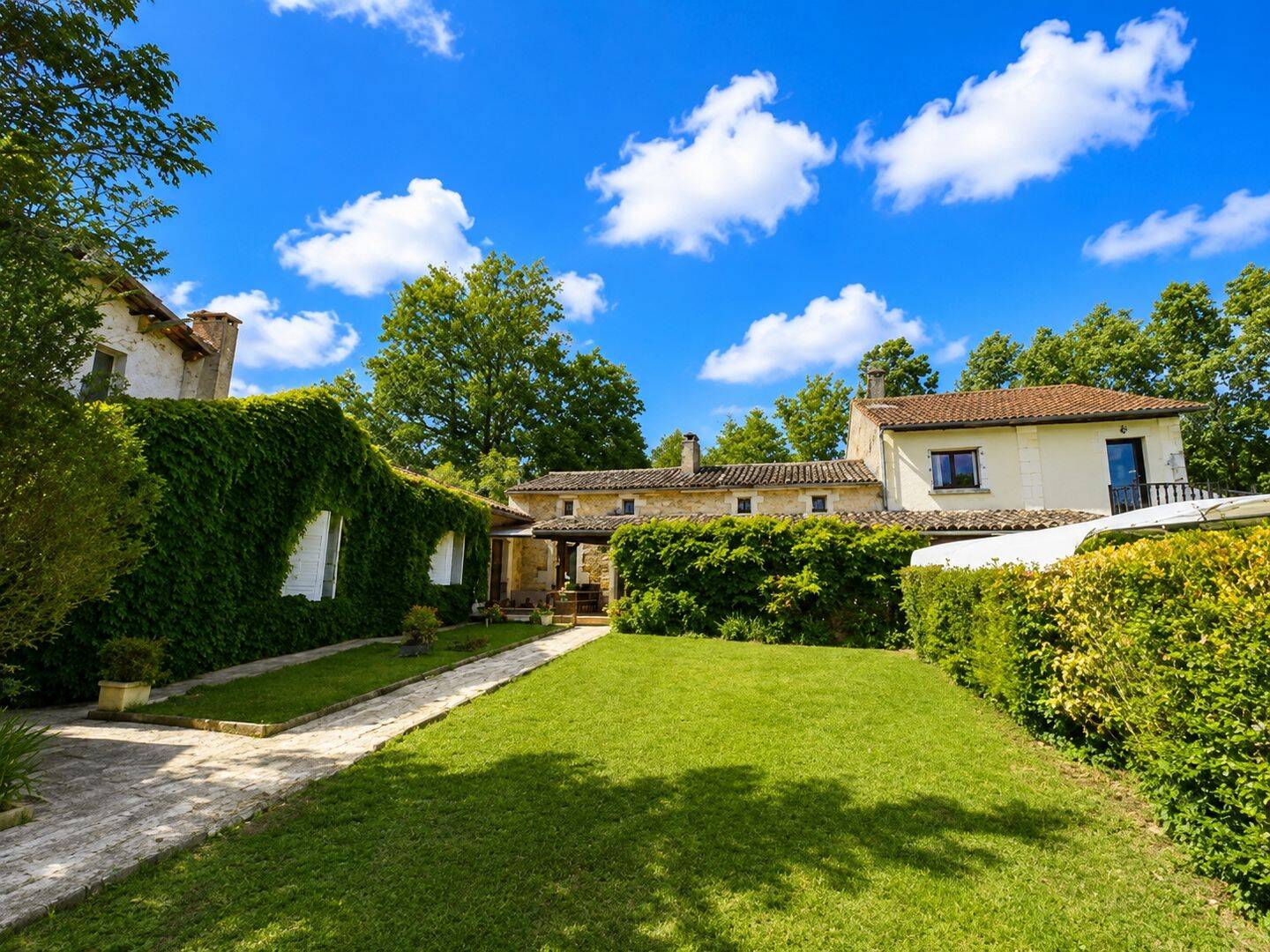 Maison 13 pièces 393 m² · à Val-de-Livenne · 393 m² · 483 000 €