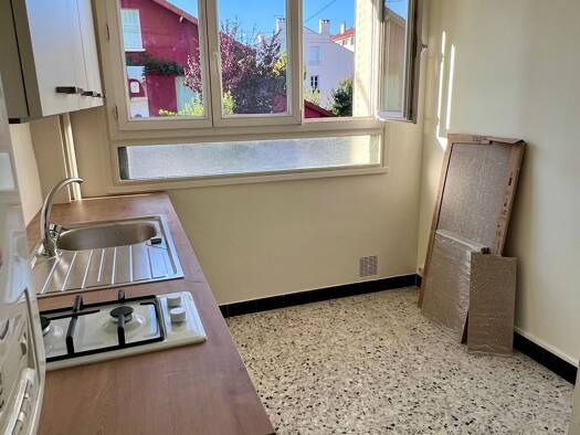 Appartement à louer 550 € 1 pièce 30 m² Étage 1/3 disponible dès maintenant République Clermont-Ferrand 63000
