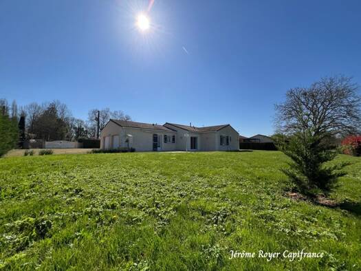 Maison de plain-pied à vendre 231 000 € 6 pièces 4 chambres 115 m² 1 327 m² de terrain Sainte-Eanne 79800