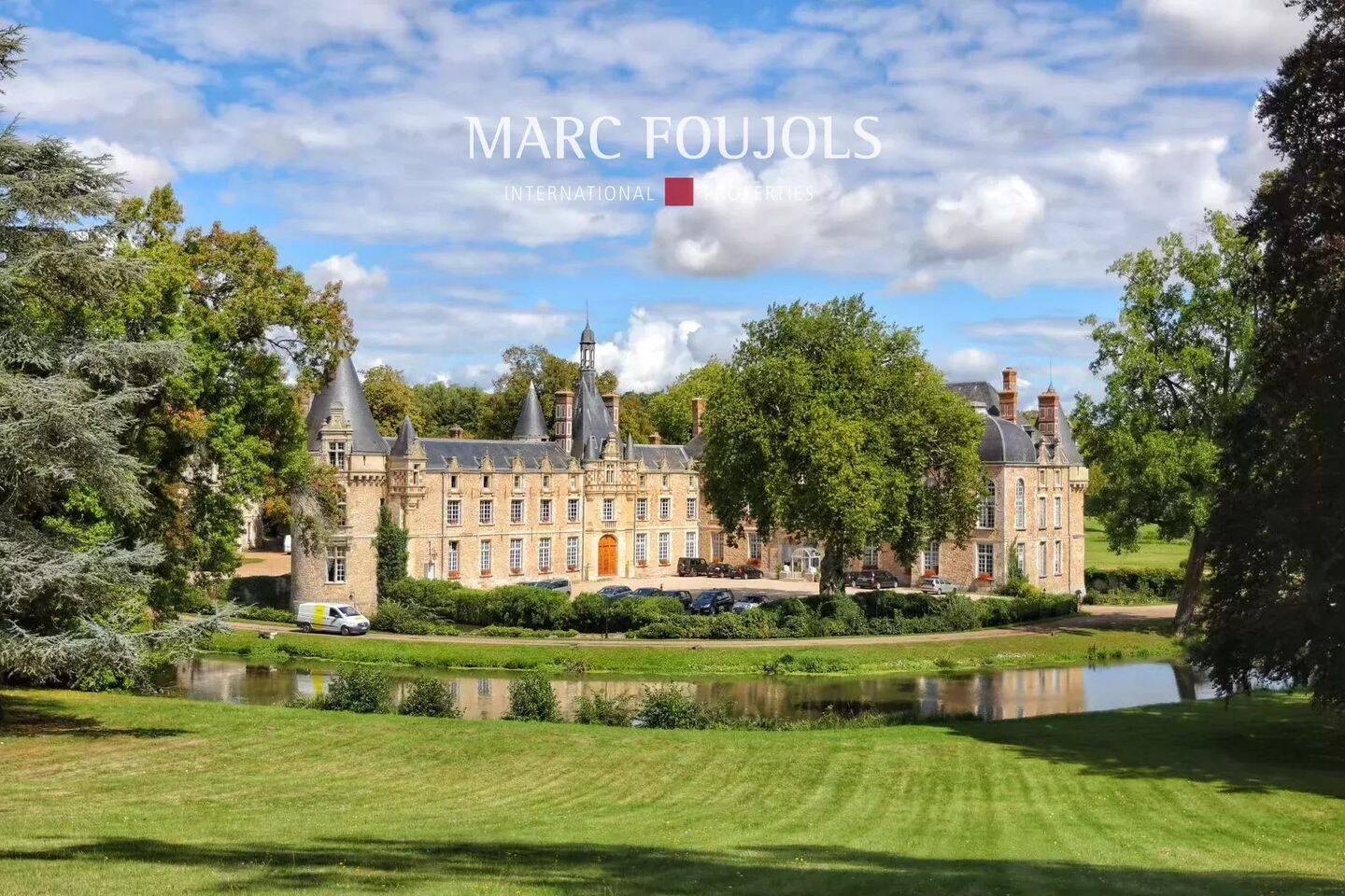 Maison 56 pièces · à Chartres · 22 000 000 €