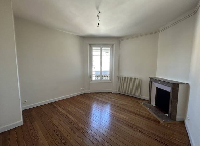 Appartement à louer 615 € 3 pièces 2<br/>chambres 63 m²<br/>superficie 2ème<br/>étage Laon Zola-Neufchâtel-Orgeval Reims 51100