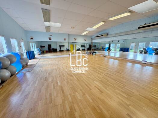 Local d'activités à vendre 410 000 € 570 m² d'espace de stockage divisible Saint-Hilaire-de-Chaléons 44680