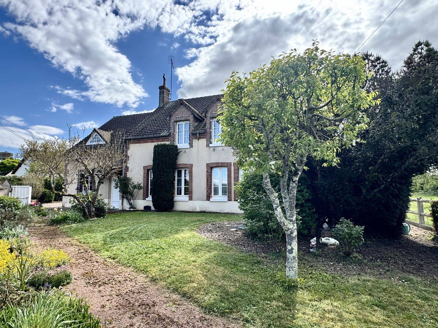 Maison 8 pièces 174 m² · à Sainte-Geneviève-des-Bois · 174 m² · 245 000 €
