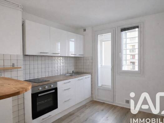 Appartement à louer 860 € 3 pièces 2 chambres 51 m² Étage 1/7 Montbernier Bourgoin-Jallieu 38300