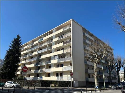Appartement à louer 990 € 3 pièces 2 chambres 61,8 m² 6ème étage Galbert Annecy 74000