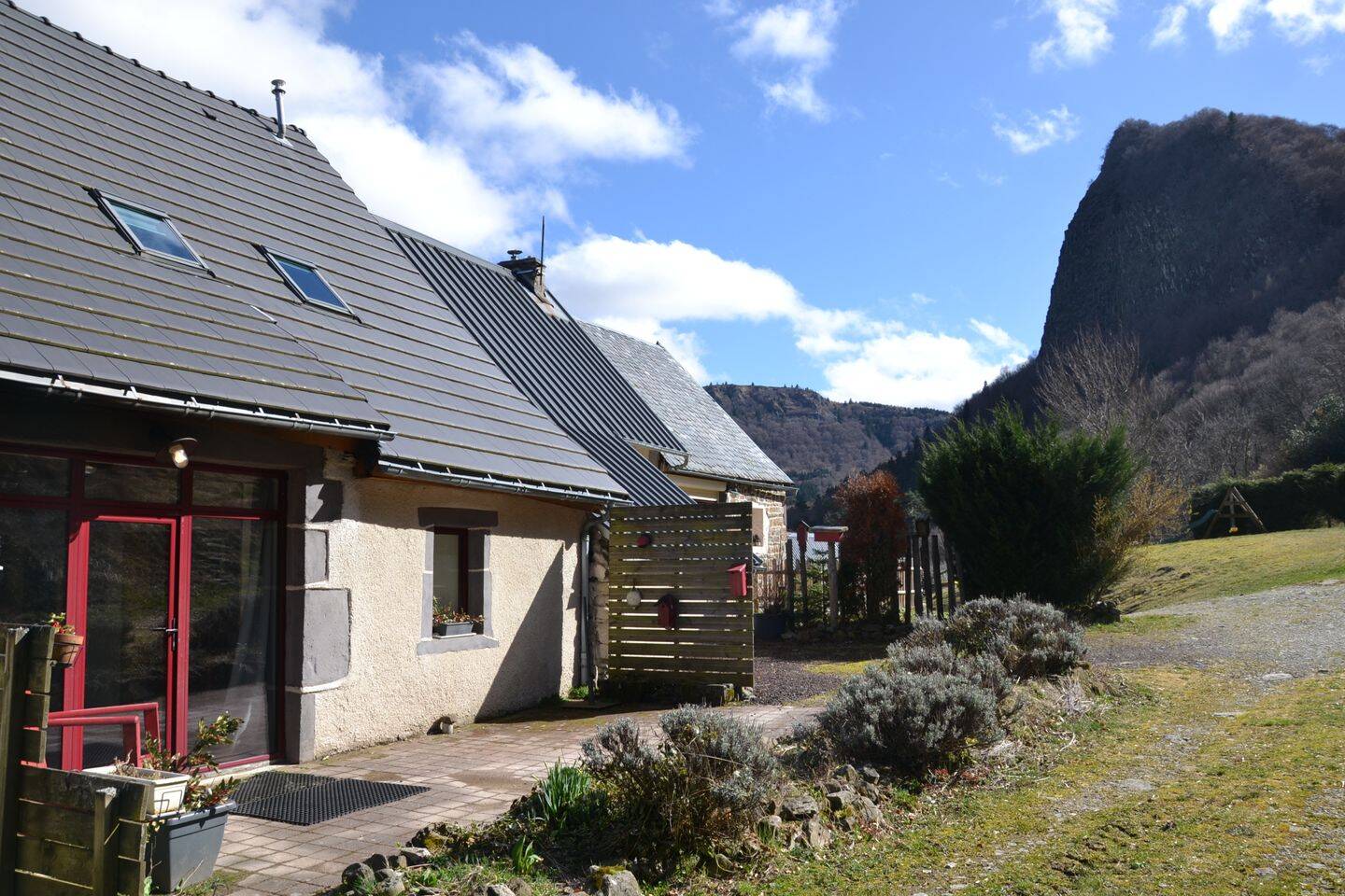 Maison 9 pièces 232 m² · à Rochefort-Montagne · 232 m² · 249 000 €
