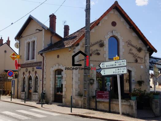 Immeuble à vendre 156 000 € 202 m² Lurcy-Lévis 03320