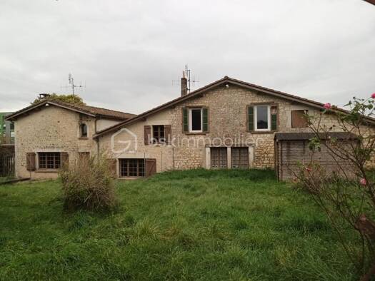 Ferme à vendre 199 500 € 14 pièces 9 chambres 379 m² Jonzac 17500