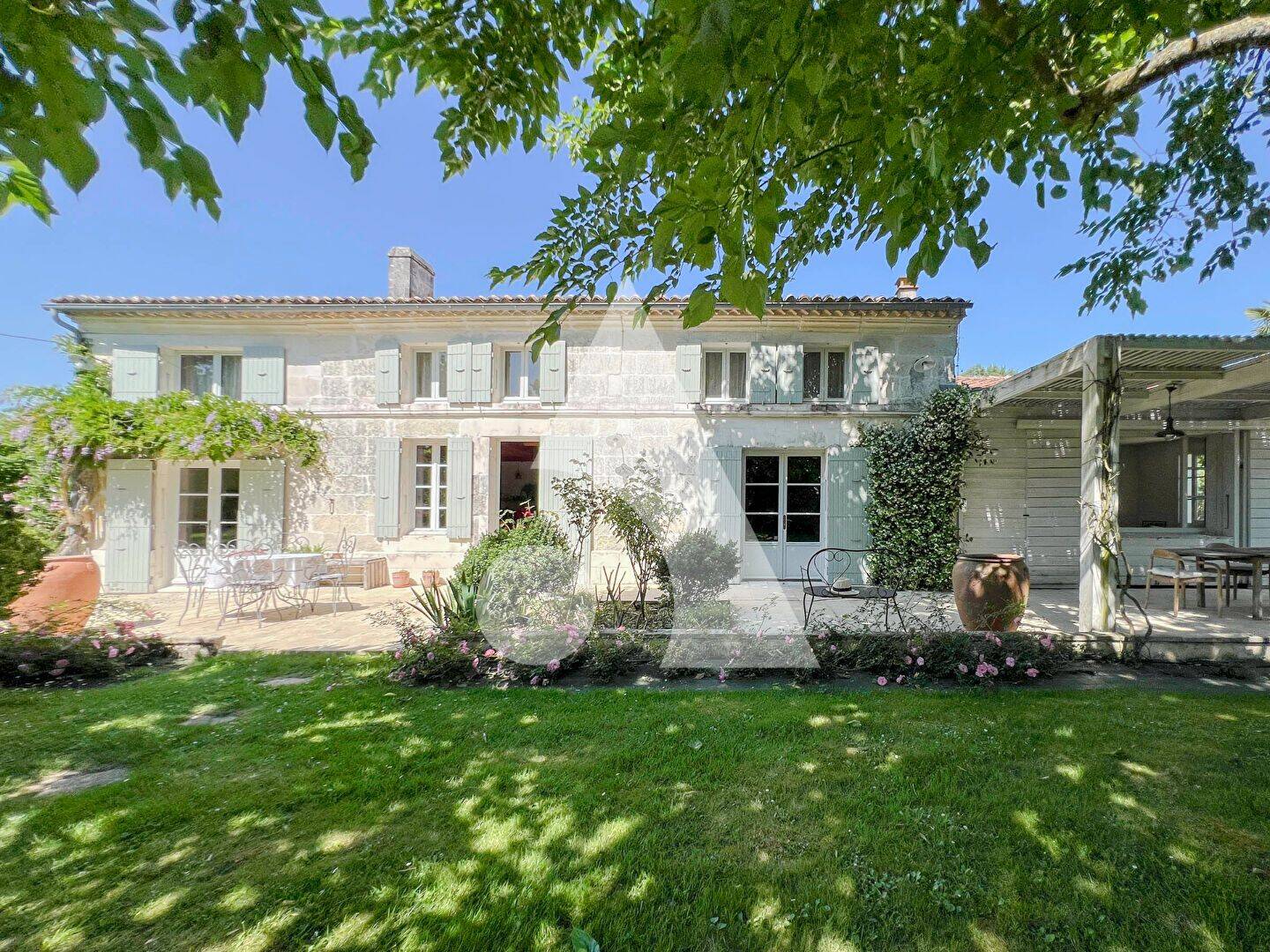 Maison 11 pièces 298 m² · à Saint-Georges-des-Coteaux · 298 m² · 629 000 €