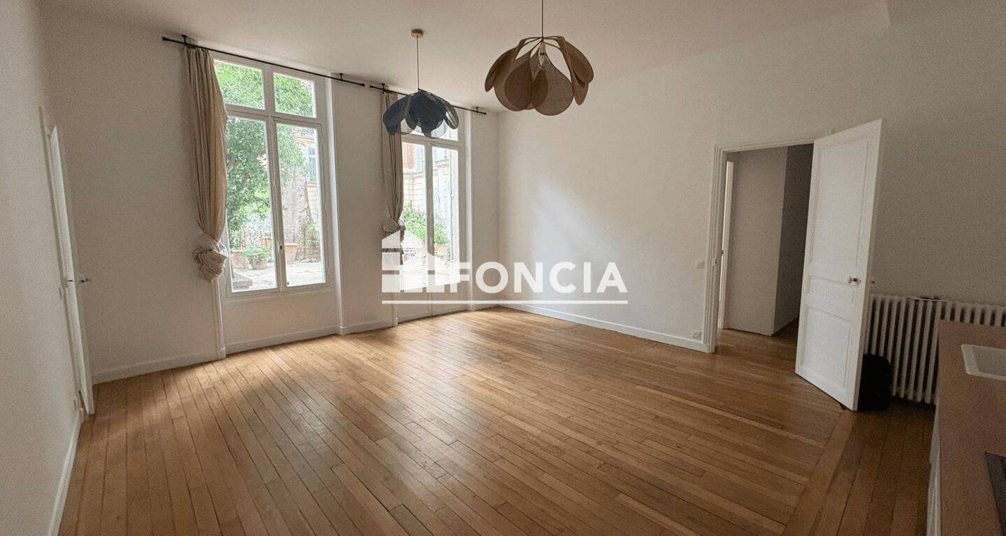 Appartement 3 pièces 82 m² · à Paris 7ème Arrondissement · 81,6 m² · 2 977 €/mois