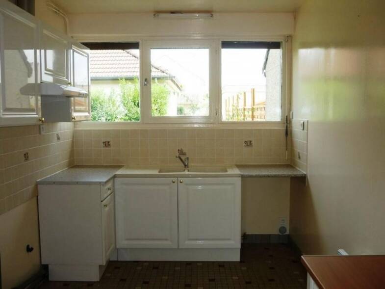 Maison de plain-pied à louer 660 € 4 pièces 3 chambres 67 m² 221 m² de terrain Sully-sur-Loire 45600