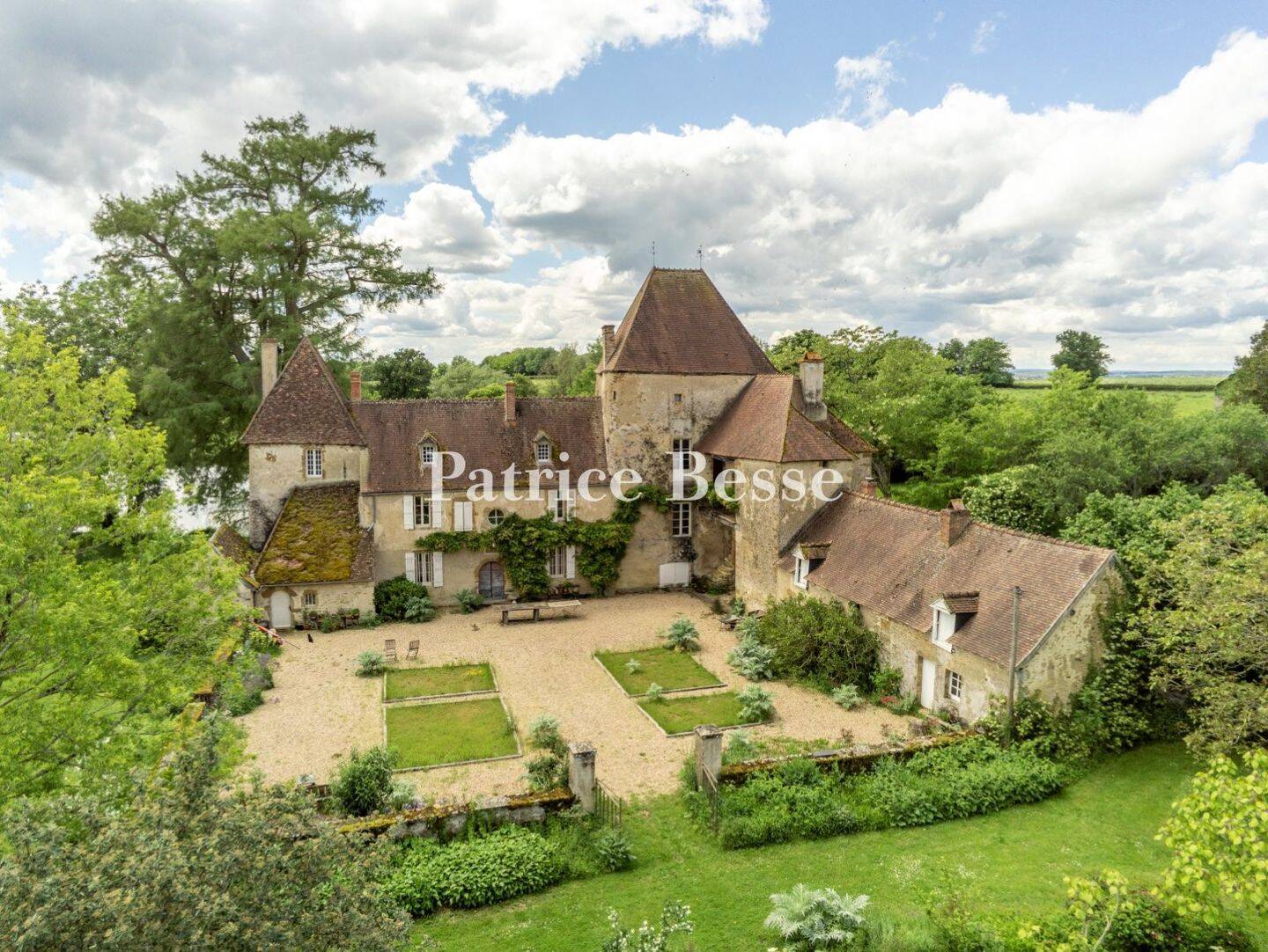 Maison 9 pièces 285 m² · à Châtillon-en-Bazois · 285 m² · 790 000 €