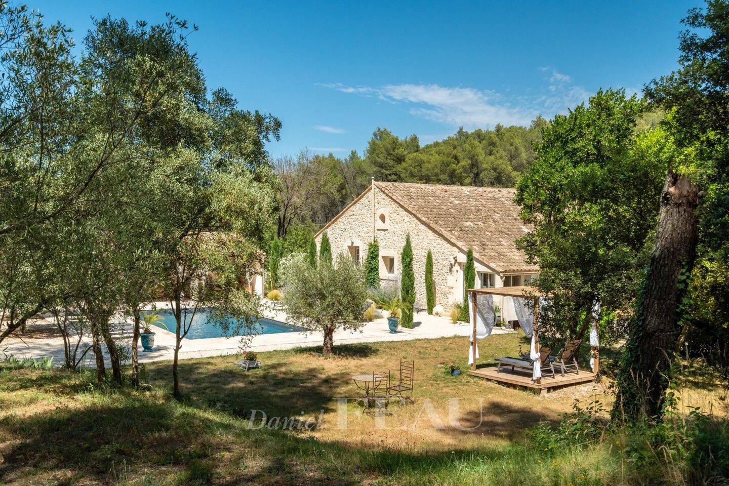 Maison 9 pièces 373 m² · à Saint-Étienne-du-Grès · 373 m² · 2 500 000 €