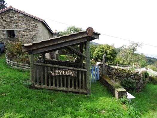 Ferme à vendre 220 000 € 3 pièces 2 chambres 140 m² 12 400 m² de terrain Doizieux 42740