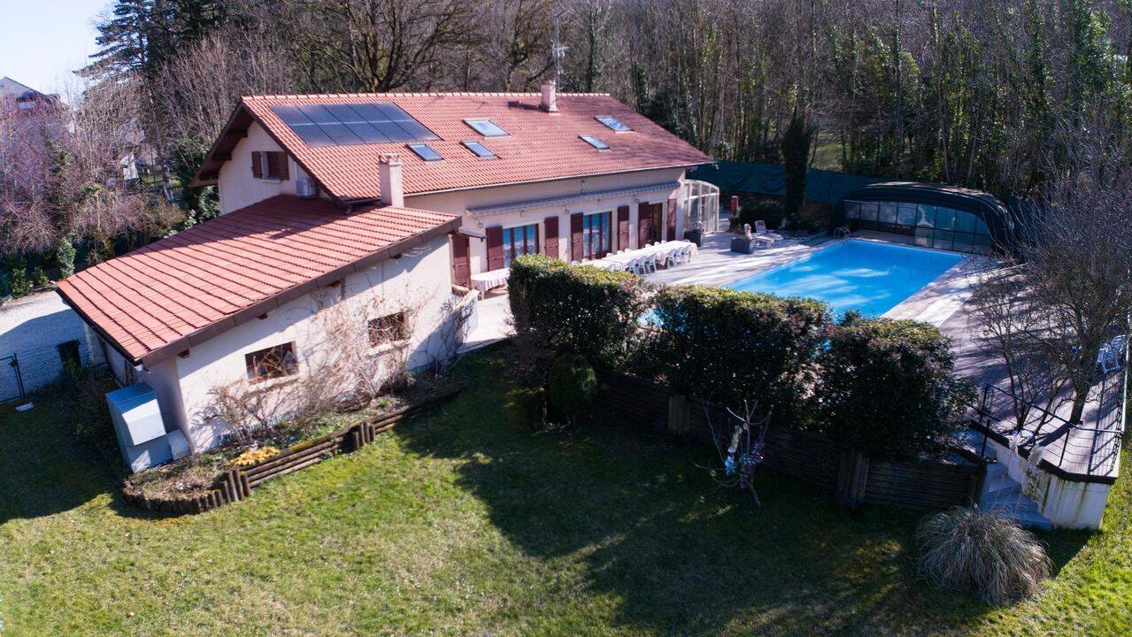 Maison 9 pièces 313 m² · à Monnetier-Mornex · 313 m² · 923 500 €