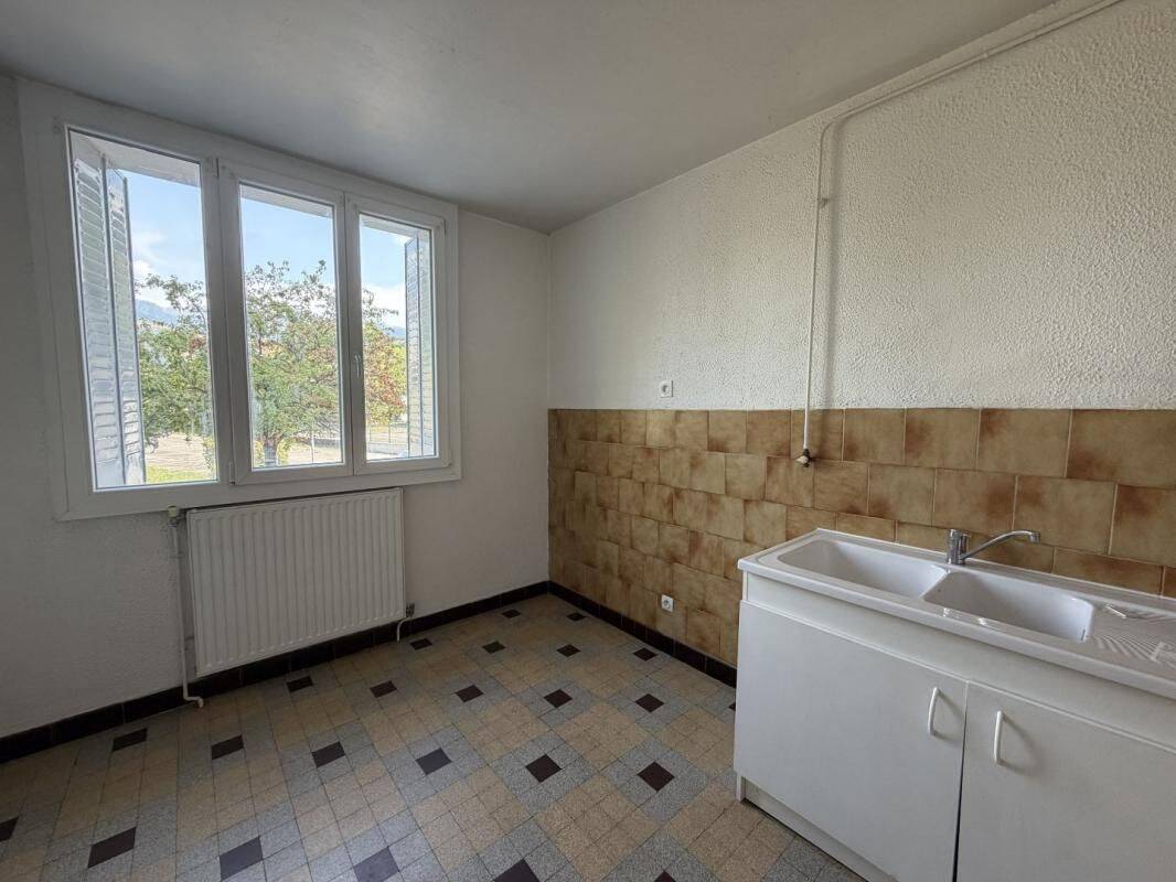 Appartement 2 pièces 39 m² · à Saint-Martin-d'Hères · 39 m² · 548 €