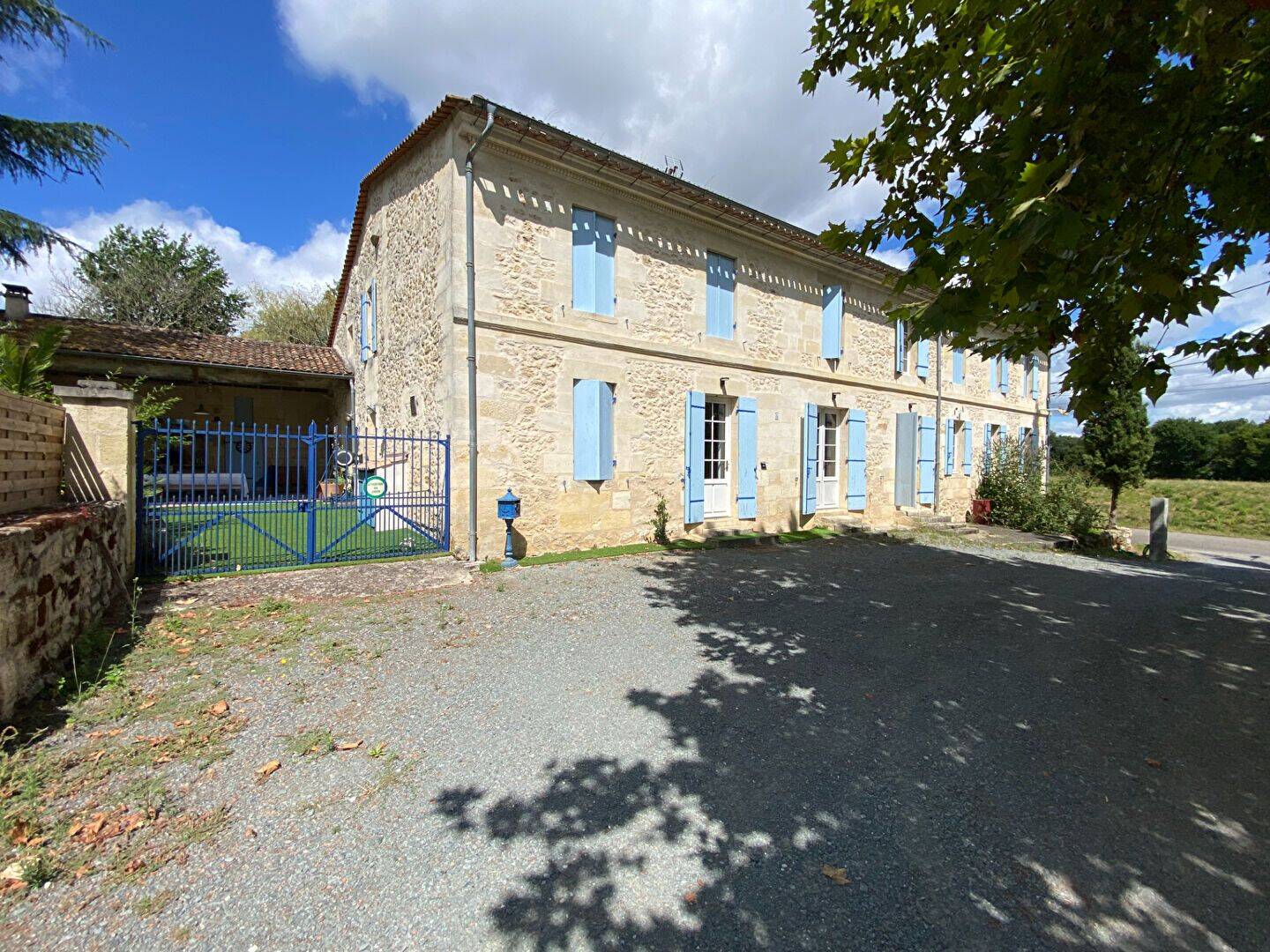 Maison 7 pièces 325 m² · à Blésignac · 325 m² · 525 000 €