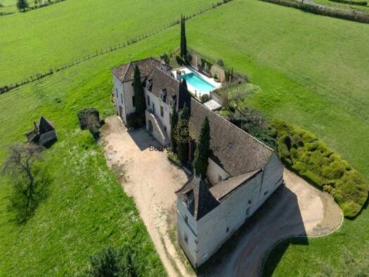 Maison de plain-pied à vendre 900 000 € 7 pièces 3 chambres 255 m² 16 888 m² de terrain Centre Ville Tournus 71700