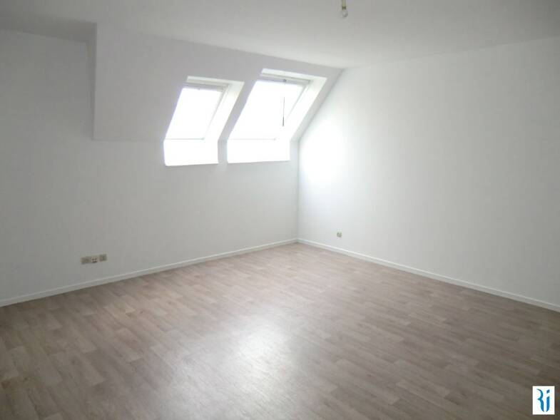 Appartement à louer 478 € 1 pièce 32 m² Sous le toit, Étage 3/3 Rouen 76000