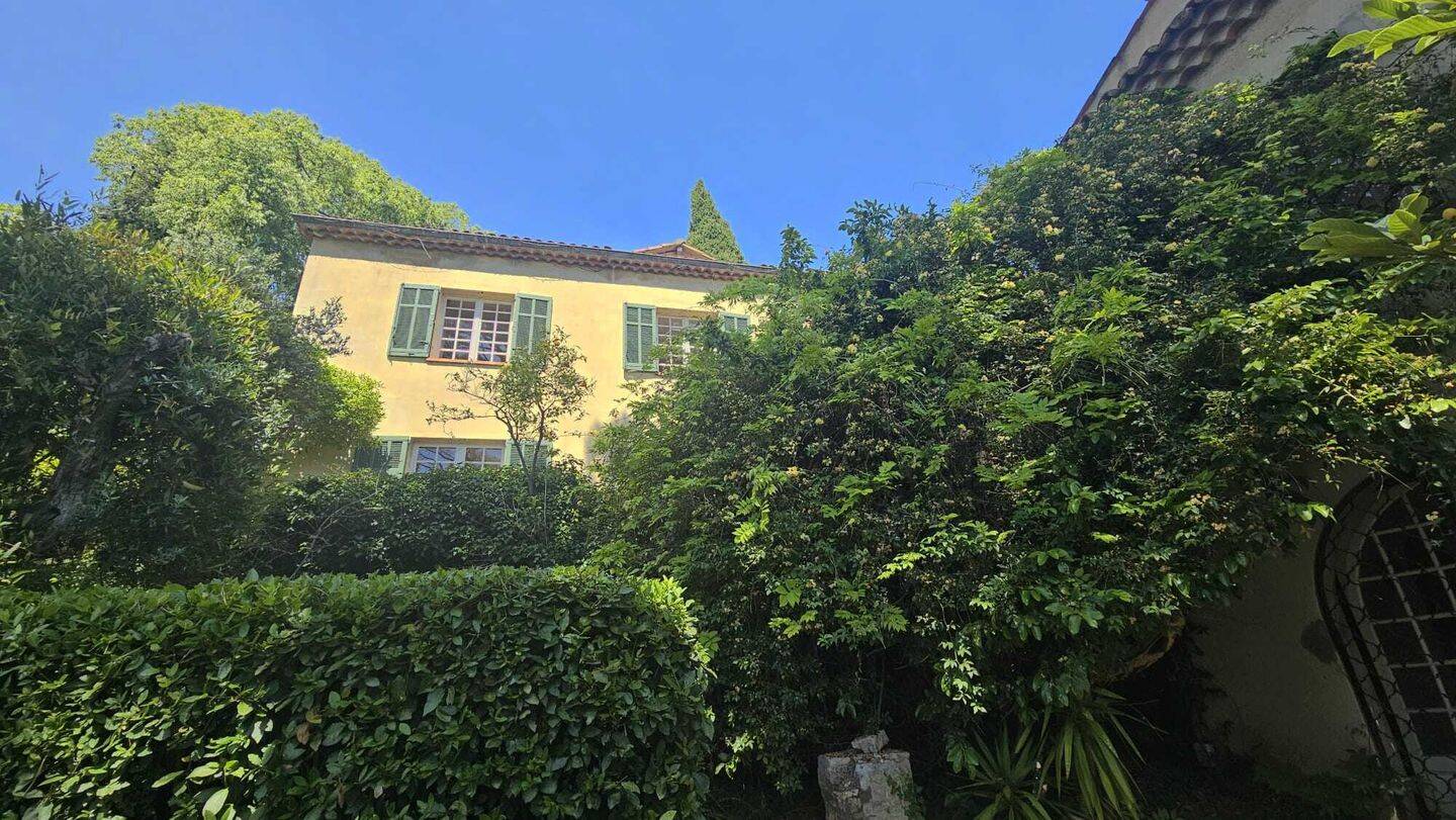Maison 8 pièces 270 m² · à Grasse · 270,1 m² · 560 000 €