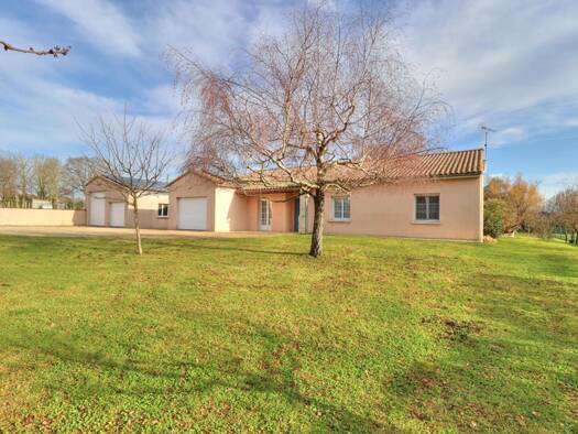 Maison de plain-pied à vendre 296 400 € 5 pièces 4 chambres 134 m² 2 825 m² de terrain Faye-sur-Ardin 79160