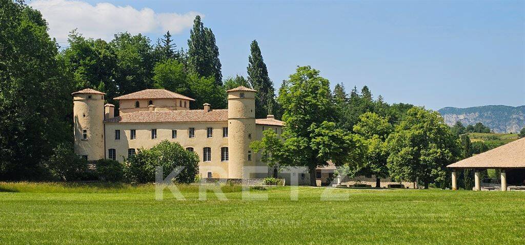 Maison 37 pièces 350 m² · à Le Poët-Célard · 350 m² · 2 980 000 €