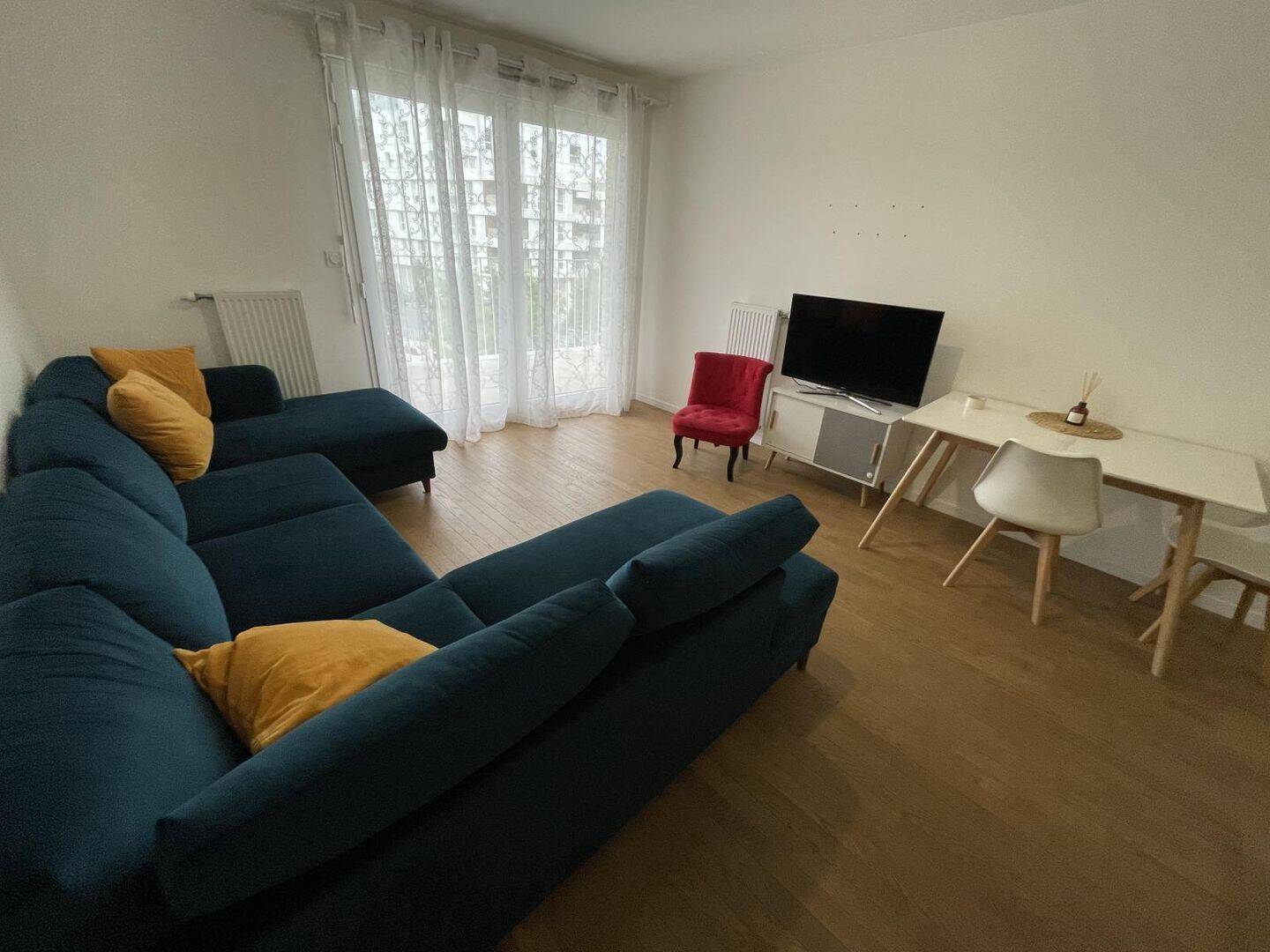 4 pièces 80 m² · à Pantin · 80 m² · 2 200 €