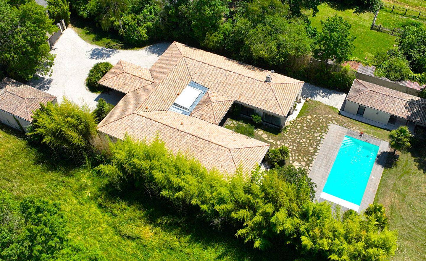 Maison 8 pièces 326 m² · à La Chevrolière · 326,1 m² · 695 000 €