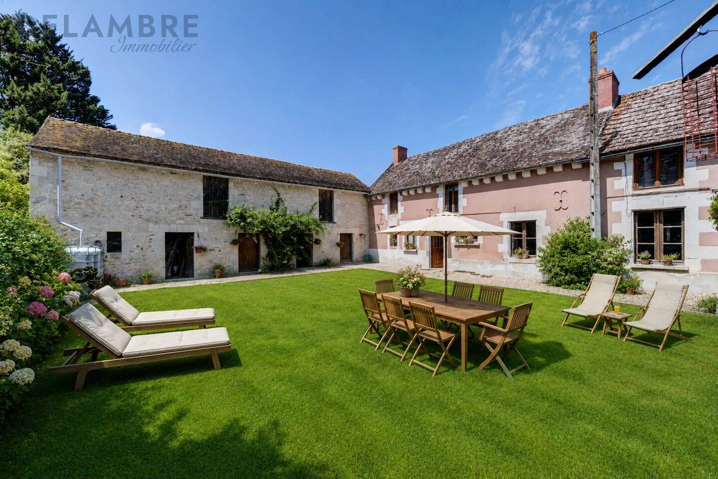 Maison 8 pièces 296 m² · à Luzé · 296 m² · 160 000 €