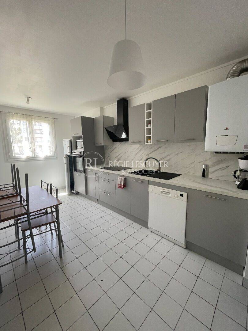 Appartement 3 pièces 75 m² · à Lyon 8ème Arrondissement · 74,5 m² · 1 120 €