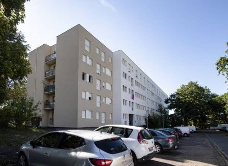 Appartement à louer 726 € 4 pièces 3<br/>chambres 95 m²<br/>superficie 3ème<br/>étage Clos du Roy Vierzon 18100