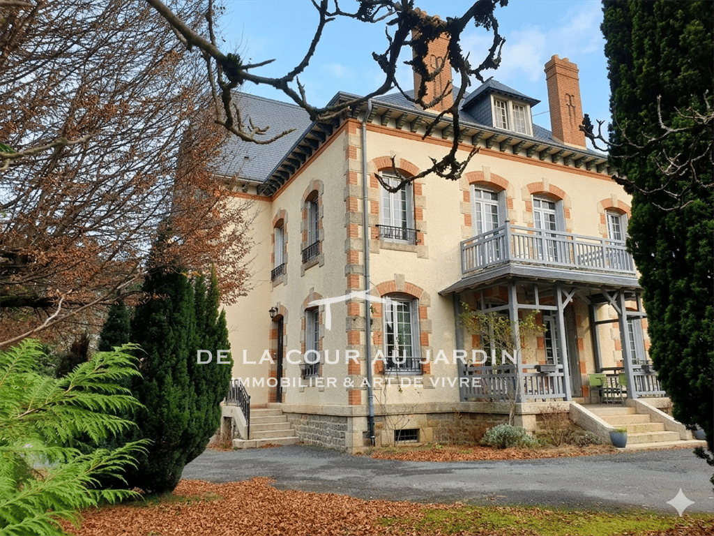Maison 10 pièces 265 m² · à Châlus · 265 m² · 318 000 €