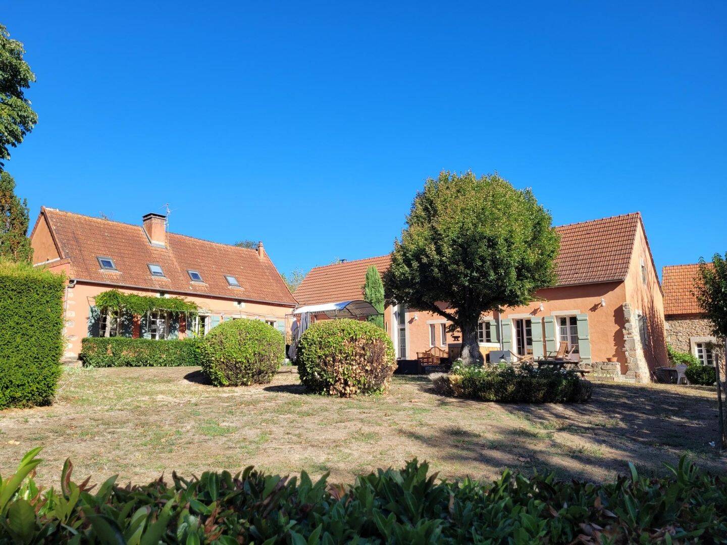 Maison 9 pièces 347 m² · à Prémilhat · 347 m² · 420 000 €